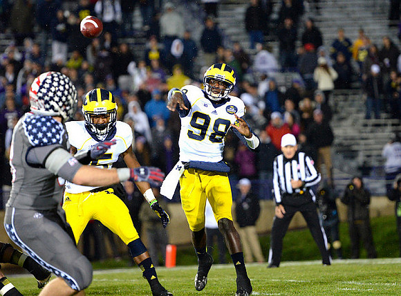 Justice Hayes (5) and Devin Gardner (98)