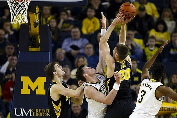 Ricky Doyle (32) and Kameron Chatman (3)