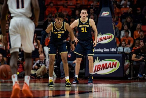 Jordan Poole (2) and Austin Davis (51)