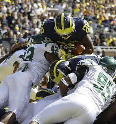 Fitzgerald Toussaint (28) and David Molk (50)