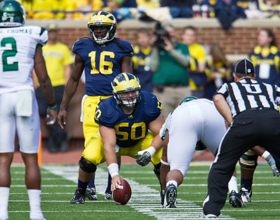 David Molk (50) and Denard Robinson (16)