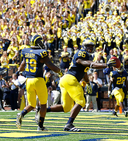 Kelvin Grady (19), Kevin Koger (86), and Fitzgerald Toussaint (28)