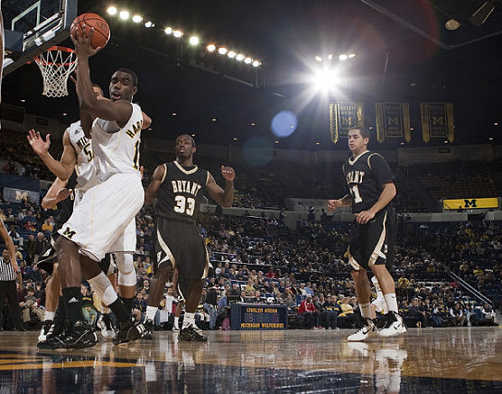 Tim Hardaway Jr. (10) and Jordan Morgan (52)