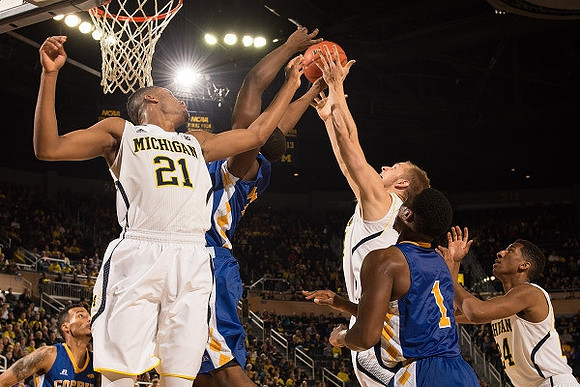 Zak Irvin (21), Max Bielfeldt (44), and Aubrey Dawkins (24)