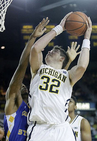 Ricky Doyle (32) and Kameron Chatman (3)