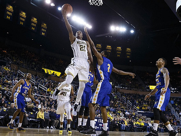 Zak Irvin (21) and Kameron Chatman (3)