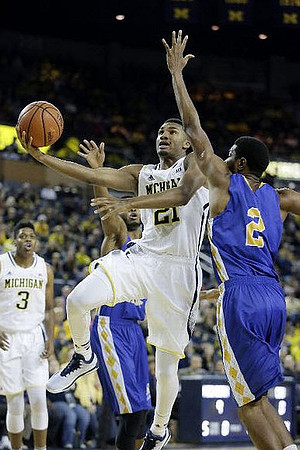Kameron Chatman (3) and Zak Irvin (21)