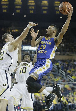 Ricky Doyle (32) and Derrick Walton Jr. (10)