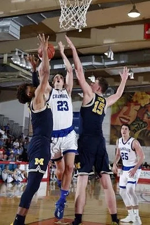 Jordan Poole (2) and Jon Teske (15)