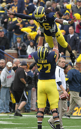 Taylor Lewan (77) and Denard Robinson (16)