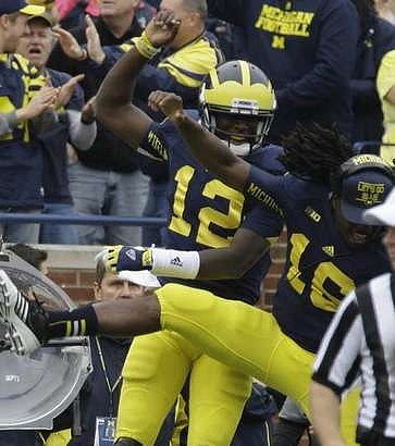 Devin Gardner (12) and Denard Robinson (16)
