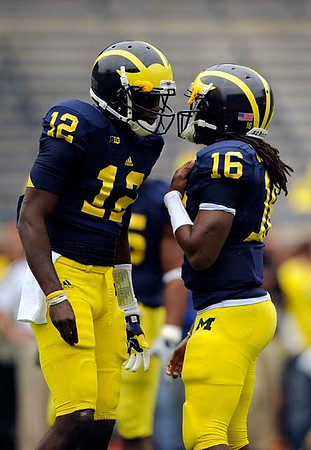 Devin Gardner (12) and Denard Robinson (16)