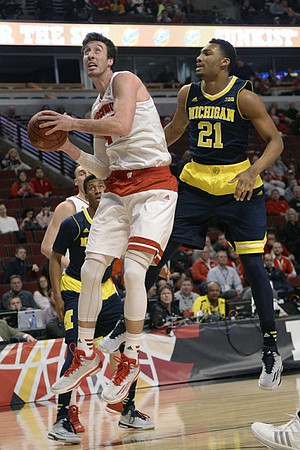 Aubrey Dawkins (24) and Zak Irvin (21)
