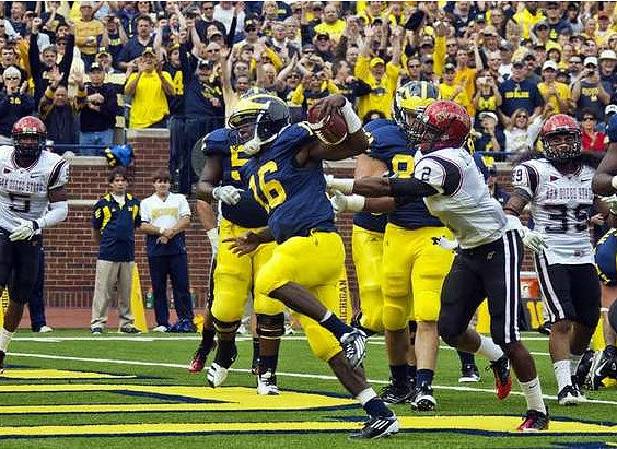 Ricky Barnum (52) and Denard Robinson (16)