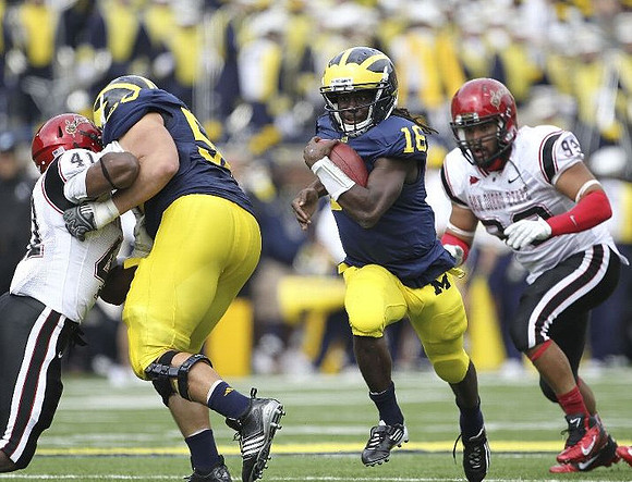 David Molk (50) and Denard Robinson (16)