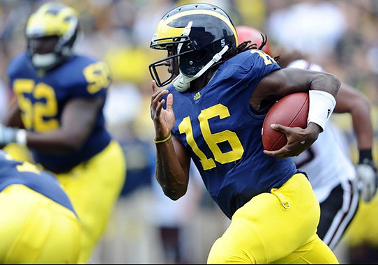Ricky Barnum (52) and Denard Robinson (16)