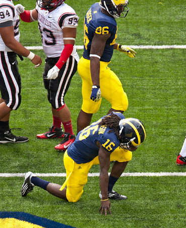 Kevin Koger (86) and Denard Robinson (16)