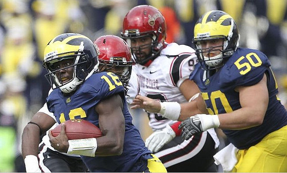 Denard Robinson (16) and David Molk (50)