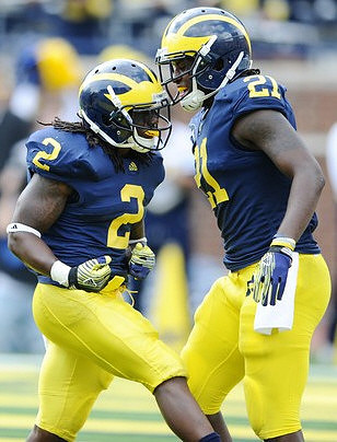 Vincent Smith (2) and Junior Hemingway (21)
