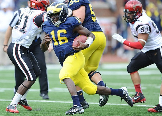 Denard Robinson (16) and David Molk (50)