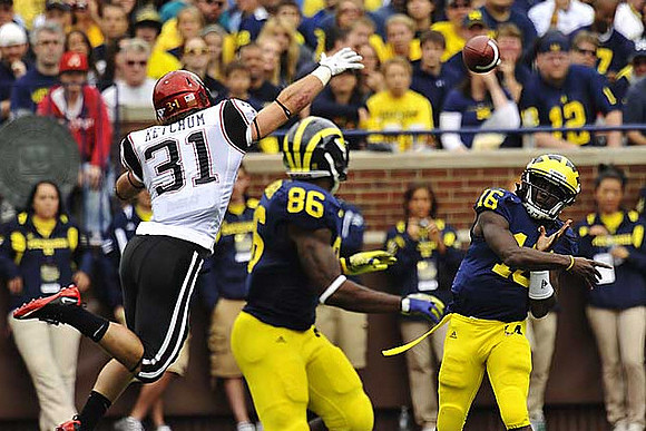 Kevin Koger (86) and Denard Robinson (16)