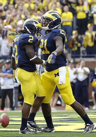 Vincent Smith (2) and Junior Hemingway (21)