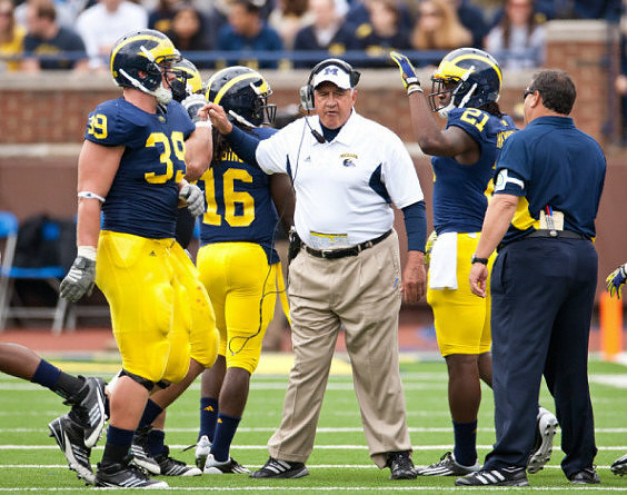 Will Heininger (39), Denard Robinson (16), Greg Mattison, Junior Hemingway (21), and Brady Hoke