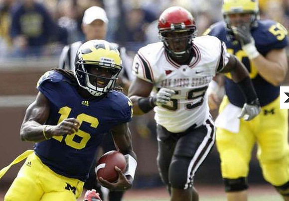Denard Robinson (16) and David Molk (50)