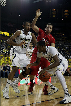 Jon Horford (15), Zak Irvin (21), and Jordan Morgan (52)