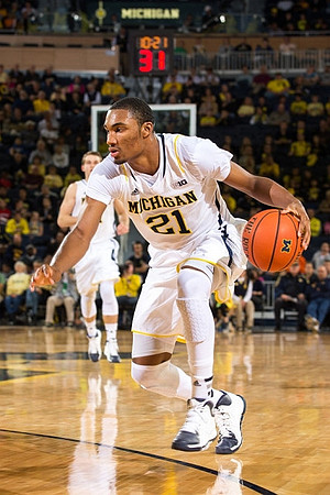 Zak Irvin (21) and Nik Stauskas (11)