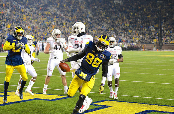 Freddy Canteen (17) and Devin Gardner (98)