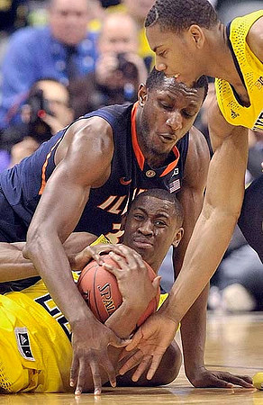 Max Bielfeldt (44) and Nik Stauskas (11)