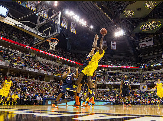 Zak Irvin (21) and Jordan Morgan (52)