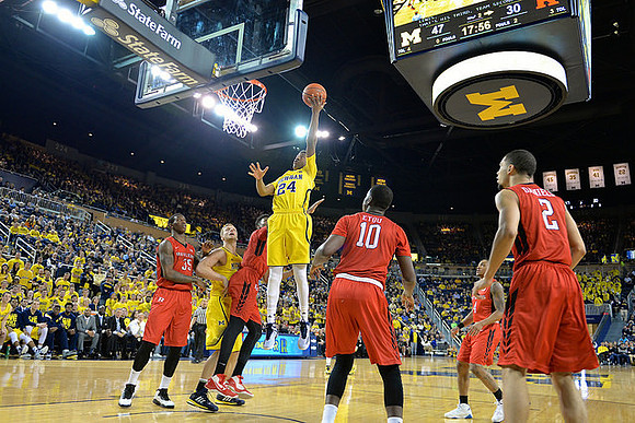 Aubrey Dawkins (24) and Max Bielfeldt (44)