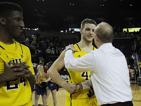 Aubrey Dawkins (24), Max Bielfeldt (44), and John Beilein