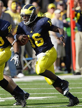 Michael Shaw (20) and Denard Robinson (16)