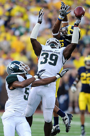 Roy Roundtree (12) and Darryl Stonum (22)