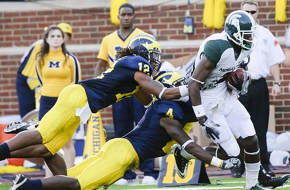 J.T. Floyd (12) and Cameron Gordon (4)