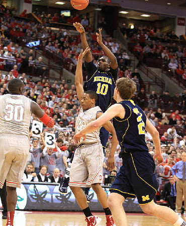 Tim Hardaway Jr. (10) and Evan Smotrycz (23)