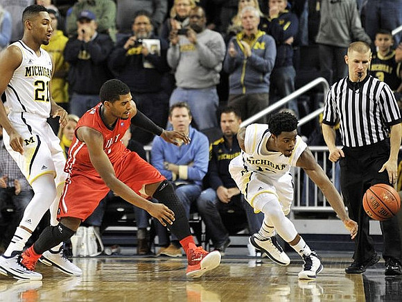 Zak Irvin (21) and Derrick Walton Jr. (10)