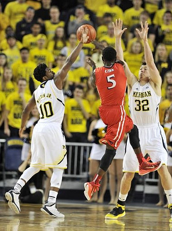Derrick Walton Jr. (10) and Ricky Doyle (32)