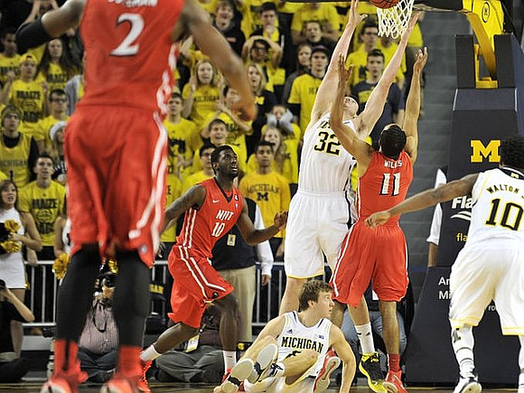 Ricky Doyle (32), Spike Albrecht (2), and Derrick Walton Jr. (10)