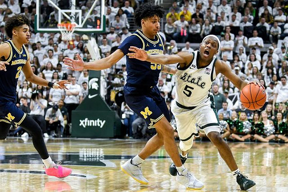 Jordan Poole (2) and Eli Brooks (55)