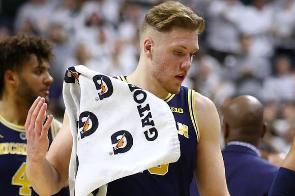 Isaiah Livers (4) and Ignas Brazdeikis (13)