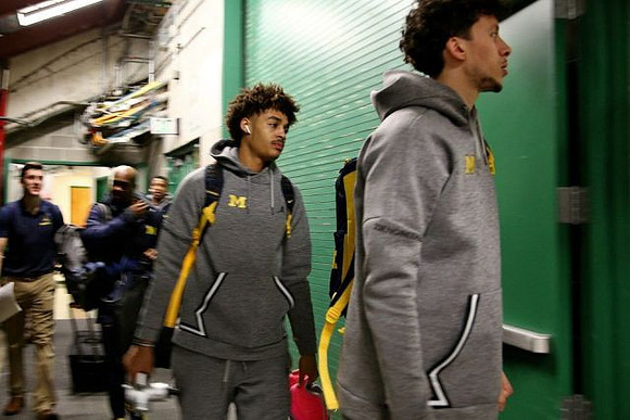 Jordan Poole (2) and Brandon Johns Jr. (23)