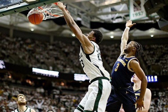 Zavier Simpson (3) and Jon Teske (15)