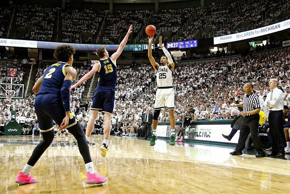 Jordan Poole (2), Jon Teske (15), and John Beilein