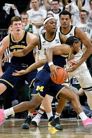 Jon Teske (15) and Zavier Simpson (3)