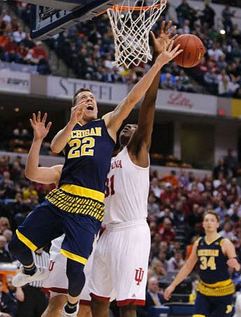 Duncan Robinson (22) and Mark Donnal (34)