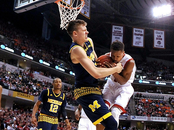 Muhammad-Ali Abdur-Rahkman (12) and Moritz Wagner (13)